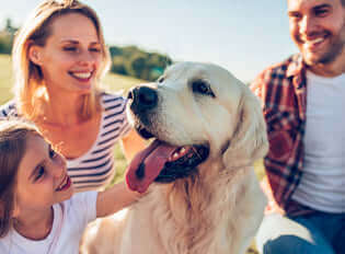 familia con su perro adoptado