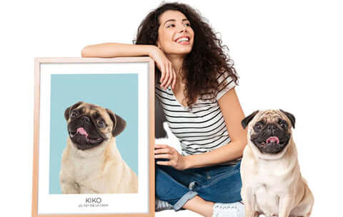 Retrato mascota personalizado con chica enseñando cuadro de su perro
